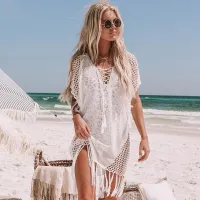 Pletené plážové bílé roztomilé šaty se střapci