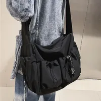 Stahovací crossbody kabelka, prostorná ramenní taška, módní zipová taška s přívěškem