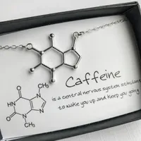 Náhrdelník s molekulami kofeínu