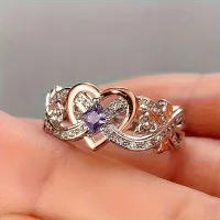Dvojfarebný zásnubný prsteň na výročie ženy s jemným fialovým zafírom