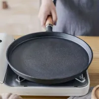 Non-stick omelet pan with wooden handle