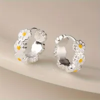 Elegant silver earrings with daisy motif