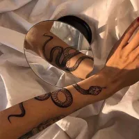 Stylowy tymczasowy tatuaż Snake