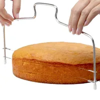 Adjustable cake slicer