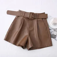 Shorts en simili cuir avec ceinture