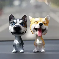 Psy z głową skierowaną do samochodu Max