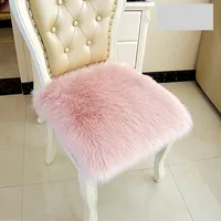 Piękna futrzana poduszka do fotela