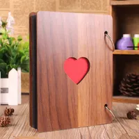 Drewniany album na zdjęcia z sercem w środku