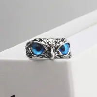 Kryształowo-niebieski pierścionek z oczami sowy