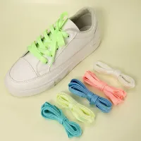 Fluorescentné šnúrky na obuv v monochromatickej konštrukcii