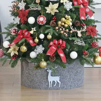 A karácsonyfa állványt borító dekoráció