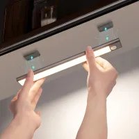 Éclairage LED sans fil pour armoire avec capteur de mouvement - magnétique, rechargeable par USB, lumière nocturne pour la cuisine et sur batterie, idéale pour les armoires, couloirs, étagères, etc.