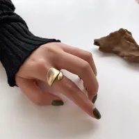 Elegancki nowoczesny pierścionek Beth