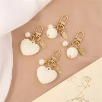 Elegantní klíčenka z umělých perliček ve tvaru kuličky nebo srdíčka - vhodná jako dárek k Valentýnu
