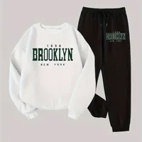 Ensemble à deux pièces Brooklyn : Sweat à manches longues décontracté et joggers avec cordon, Vêtements pour femmes