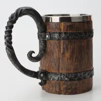 Dřevěný staromódní korbel s železným kováním
