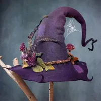 Stylowy kapelusz czarownic z dekoracyjnymi kwiatami - Halloween