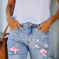Krótki spodnie z kwiatowym drukiem i patchworkiem