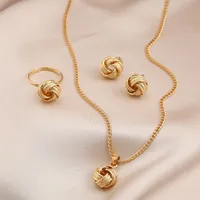 Luxusní sada náhrdelníku, náušnic a prstýnku ve zlaté barvě s designovými přívěsky Jaromieju