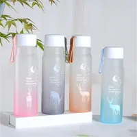 Moderná plastová fľaša na vodu Jeleň