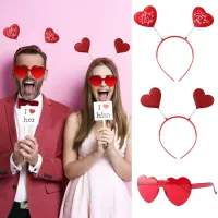 Set de petrecere - bandă de Valentine's Day decorată cu antene în formă de inimă și ochelari de petrecere în formă de inimă