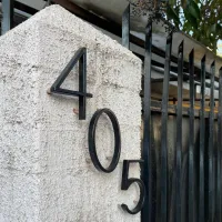 Duże numery domów na ścianie - opisowy numer