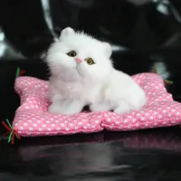 Pisicuță pufoasă pe pernă ca și cum ar fi reală - albă și maro