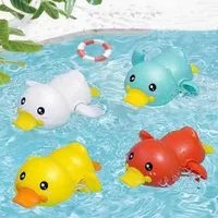 Roztomilé plávajúce detské kačice vo vani