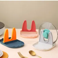 A neat and practical stand on spoons, cookers, lids and other cooking utensils