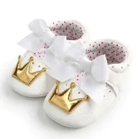 Girl's slippers with crown