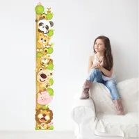 Miernik dla dzieci na ścianie z uroczymi zwierzętami
