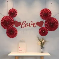 Valentýnská luxusní dekorace s červeným třpytivým nápisem LOVE