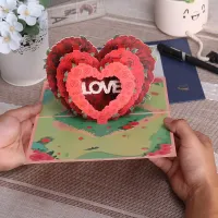 Romantická Valentínska karta s 3D kvetinovým srdcom a značkou LOVE