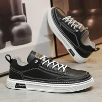 Stylish and comfortable men's low sneakers for skateboarding and common wearing