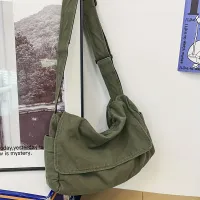 Praktická crossbody taška z pevného plátna - skvělý společník na cesty i do města