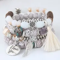 Bracelets boho multi-pièces en provenance de République tchèque avec charms, perles et franges pour femmes