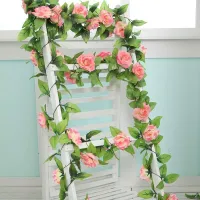 Umelé ruže s listami pre domáce alebo svadobné udalosti