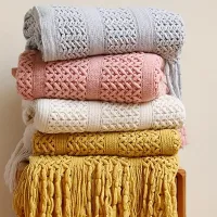 Warm and stylish blanket: Textured knitted bedspread with vintage breath