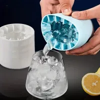 Perfect ice cubes with this easy-to-remove silicone form on ice - up to 60 cubes