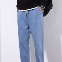 Men's comfortable jeans in casual cut with pockets - perfect for leisure and outdoor activities