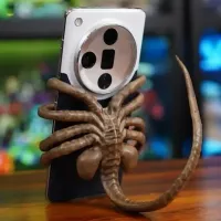 Facehugger phone holder in the shape of an alien with creative design